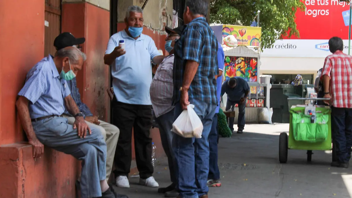 Gente fuera de mercado viejitos con cubreboca - Mike Acosta  (2)